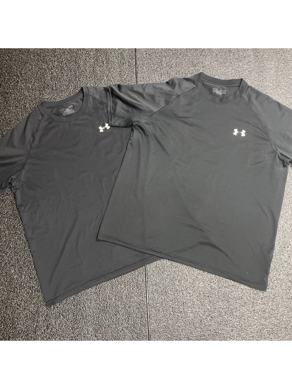 Under Armour Mens Gray Black Heatgear Loose Workout T-Shirt Size Large Lot Of 2